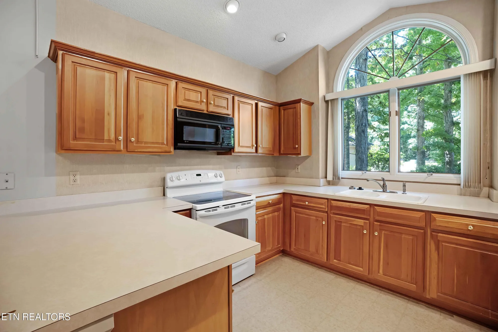 Property Slideshow image 3 of 28 | 312 paoli trce, Loudon, TN, 37774