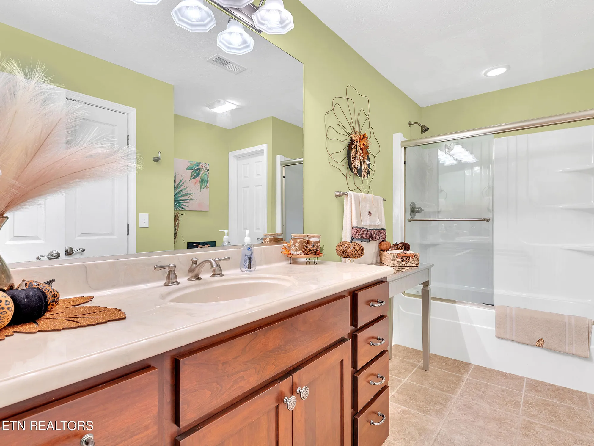 Property Slideshow image 31 of 54 | 110 seminole ln, Loudon, TN, 37774