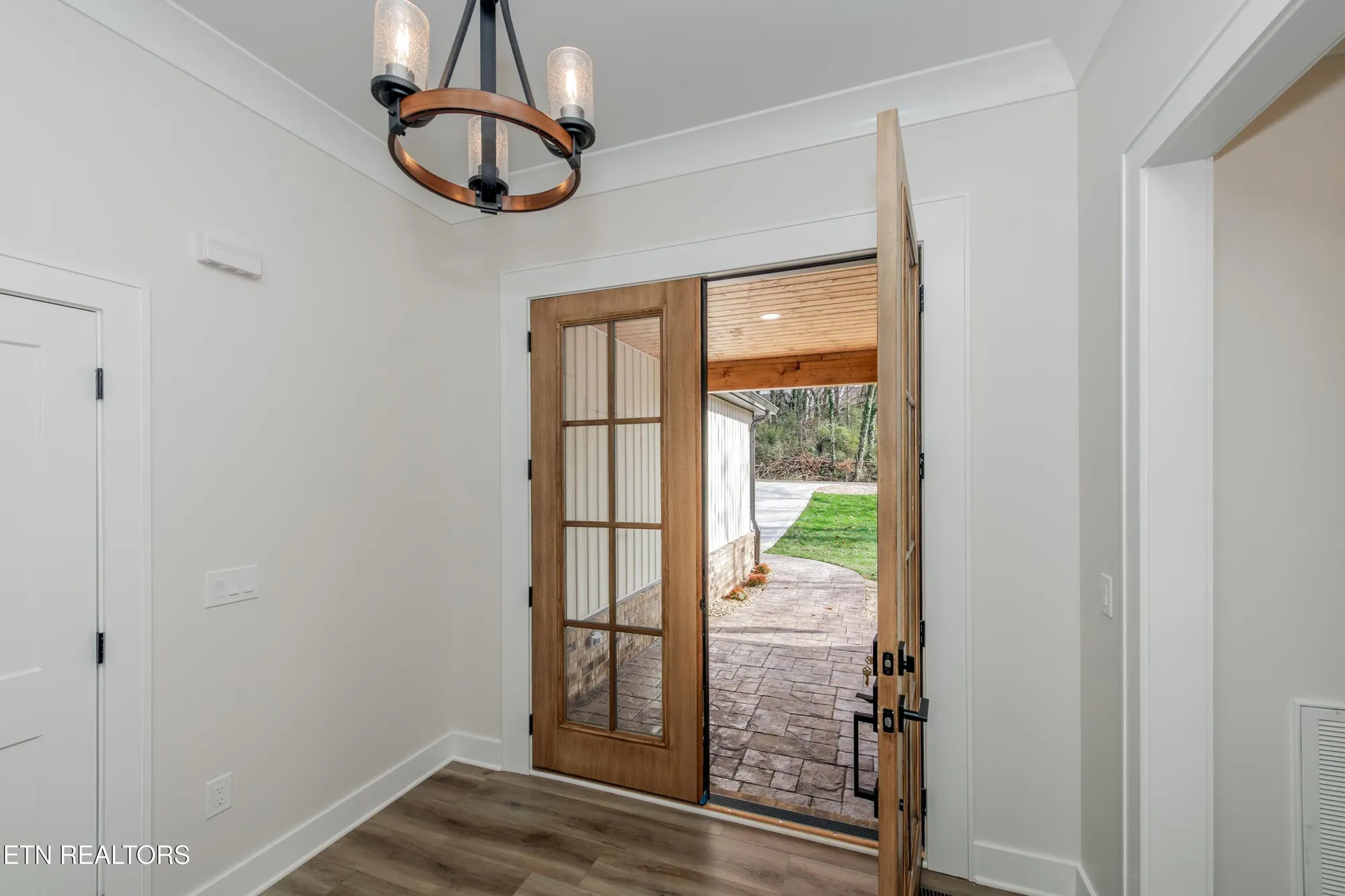 Property Slideshow image 5 of 59 | 211 chatuga way, Loudon, TN, 37774