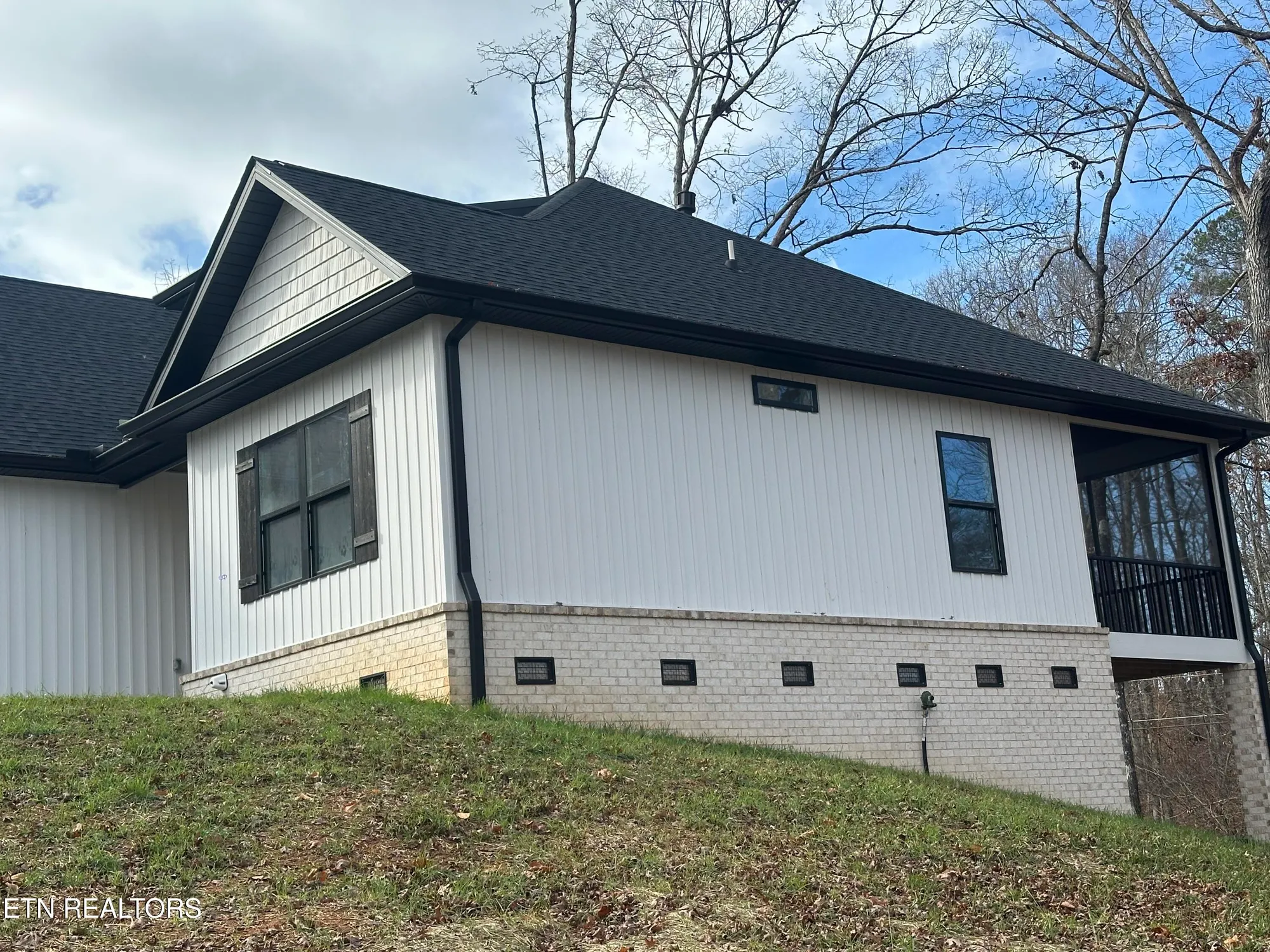 Property Slideshow image 4 of 42 | 301 seminole shrs, Loudon, TN, 37774