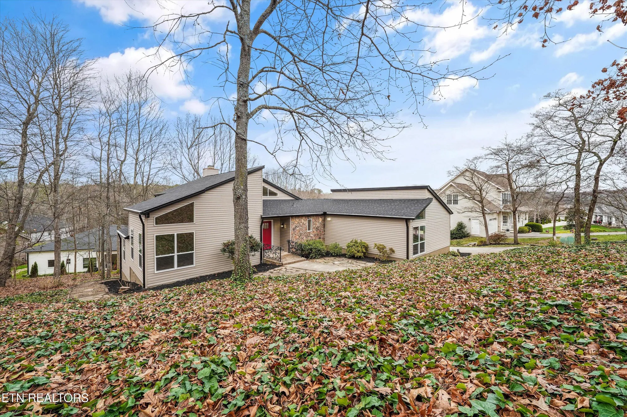 Property Slideshow image 4 of 40 | 140 tuhdegwa way, Loudon, TN, 37774