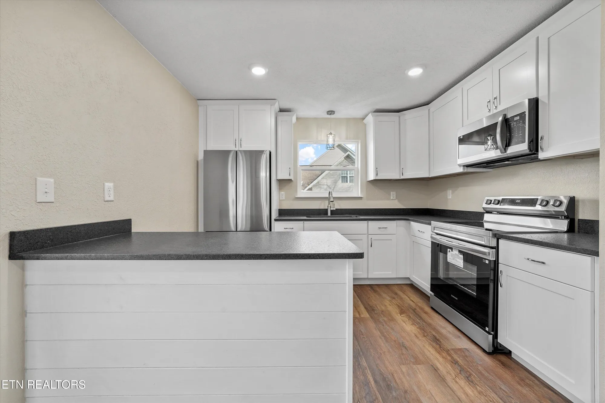 Property Slideshow image 12 of 40 | 140 tuhdegwa way, Loudon, TN, 37774