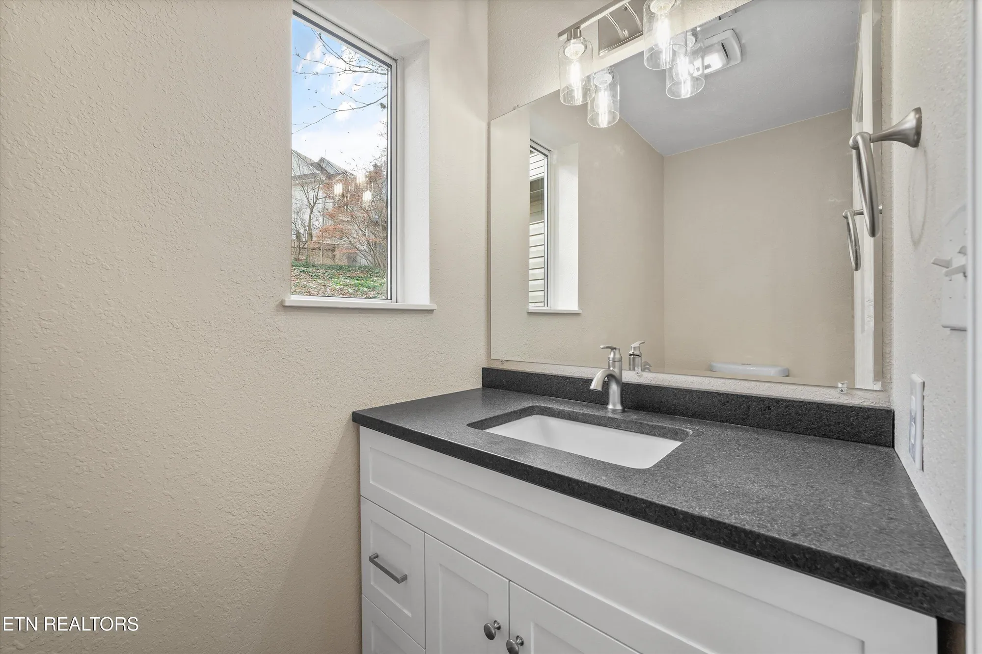 Property Slideshow image 19 of 40 | 140 tuhdegwa way, Loudon, TN, 37774