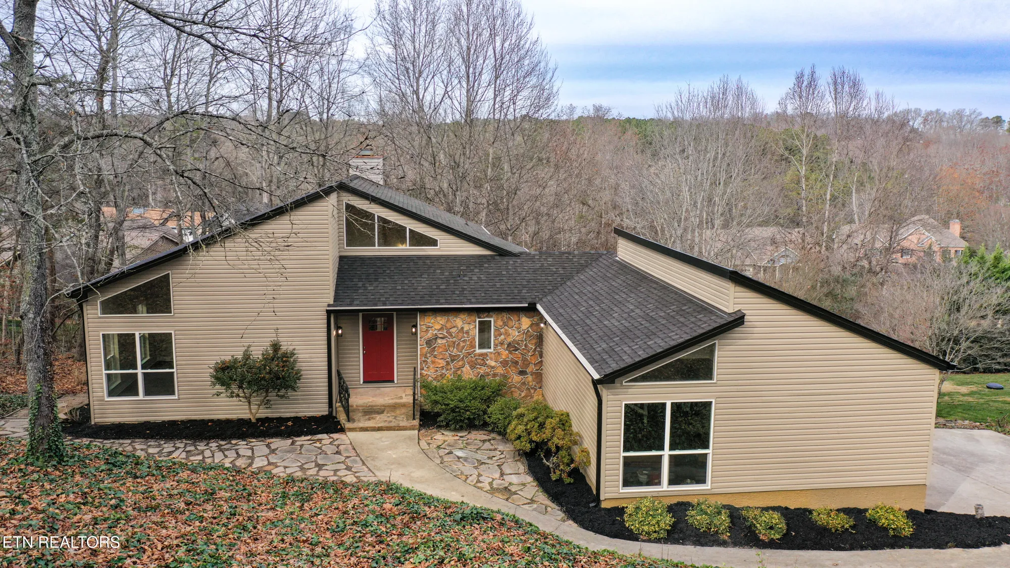 Property Slideshow image 1 of 40 | 140 tuhdegwa way, Loudon, TN, 37774