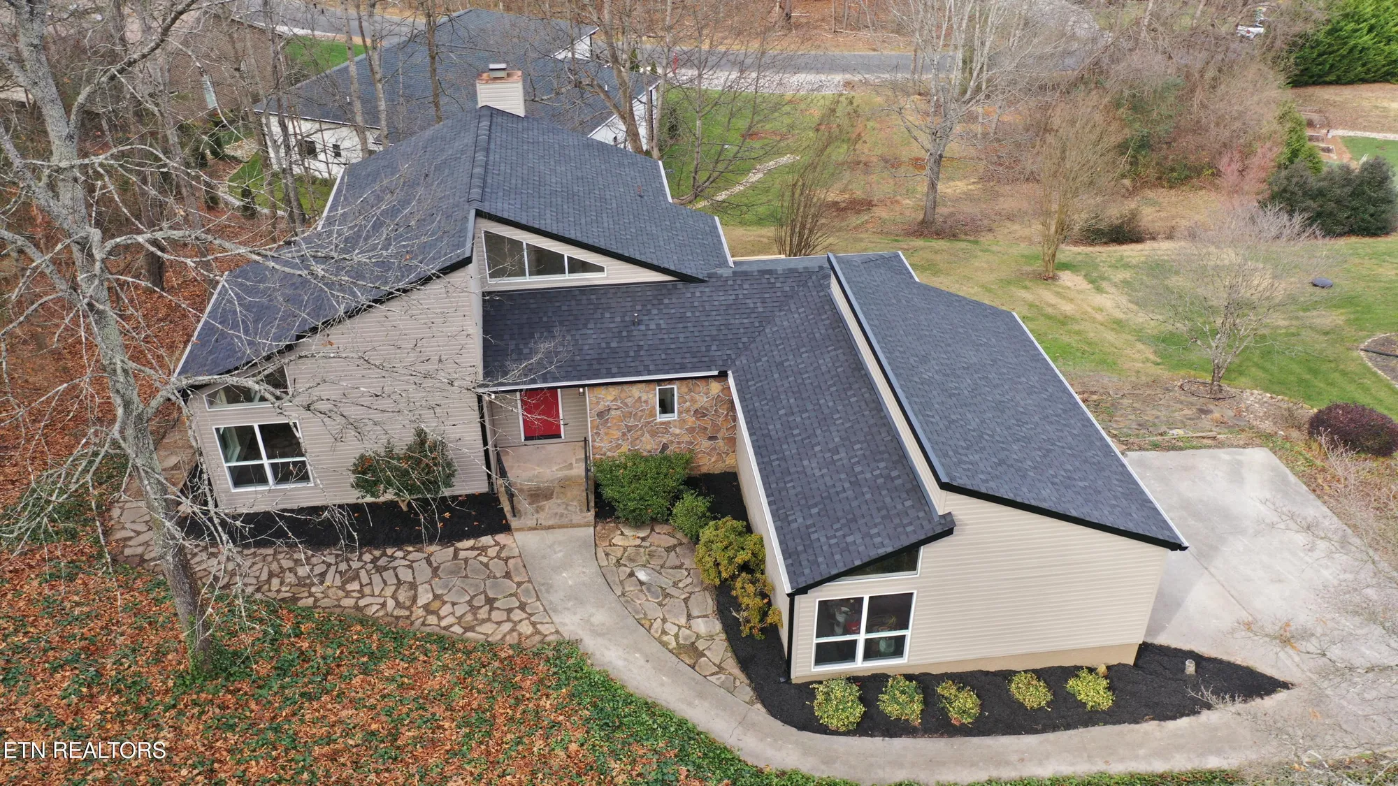 Property Slideshow image 2 of 40 | 140 tuhdegwa way, Loudon, TN, 37774