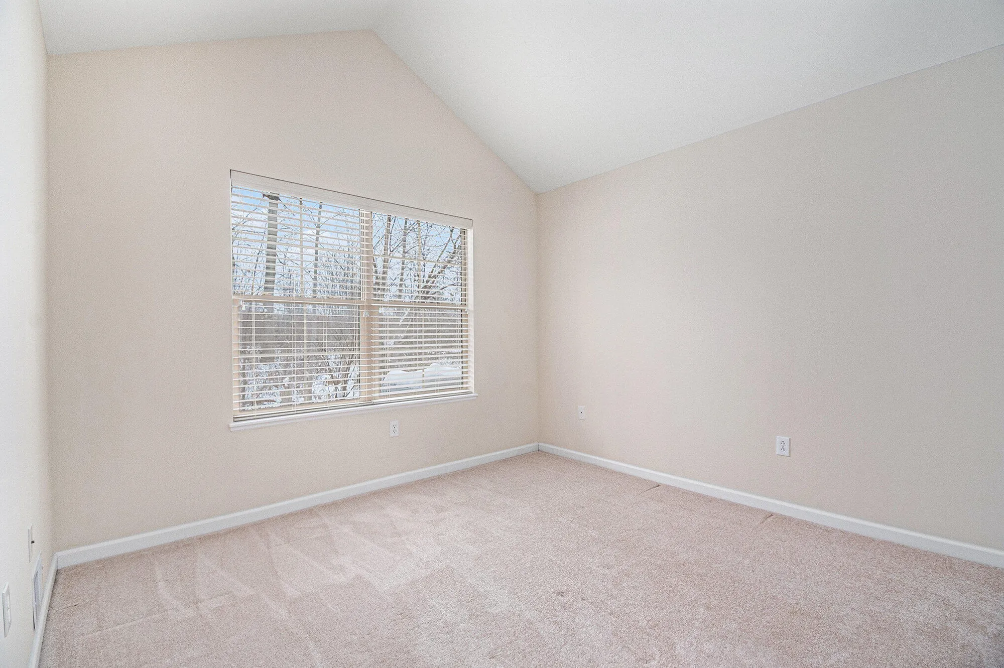 Property Slideshow image 23 of 37 | 5333 fawn creek dr sw, Grandville, MI, 49418