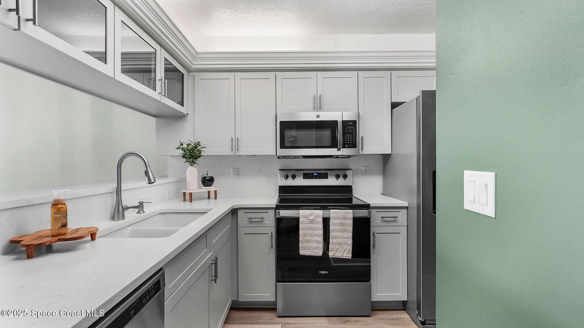 Property Slideshow image 1 of 43 | 1420 huntington ln 2405, Rockledge, FL, 32955