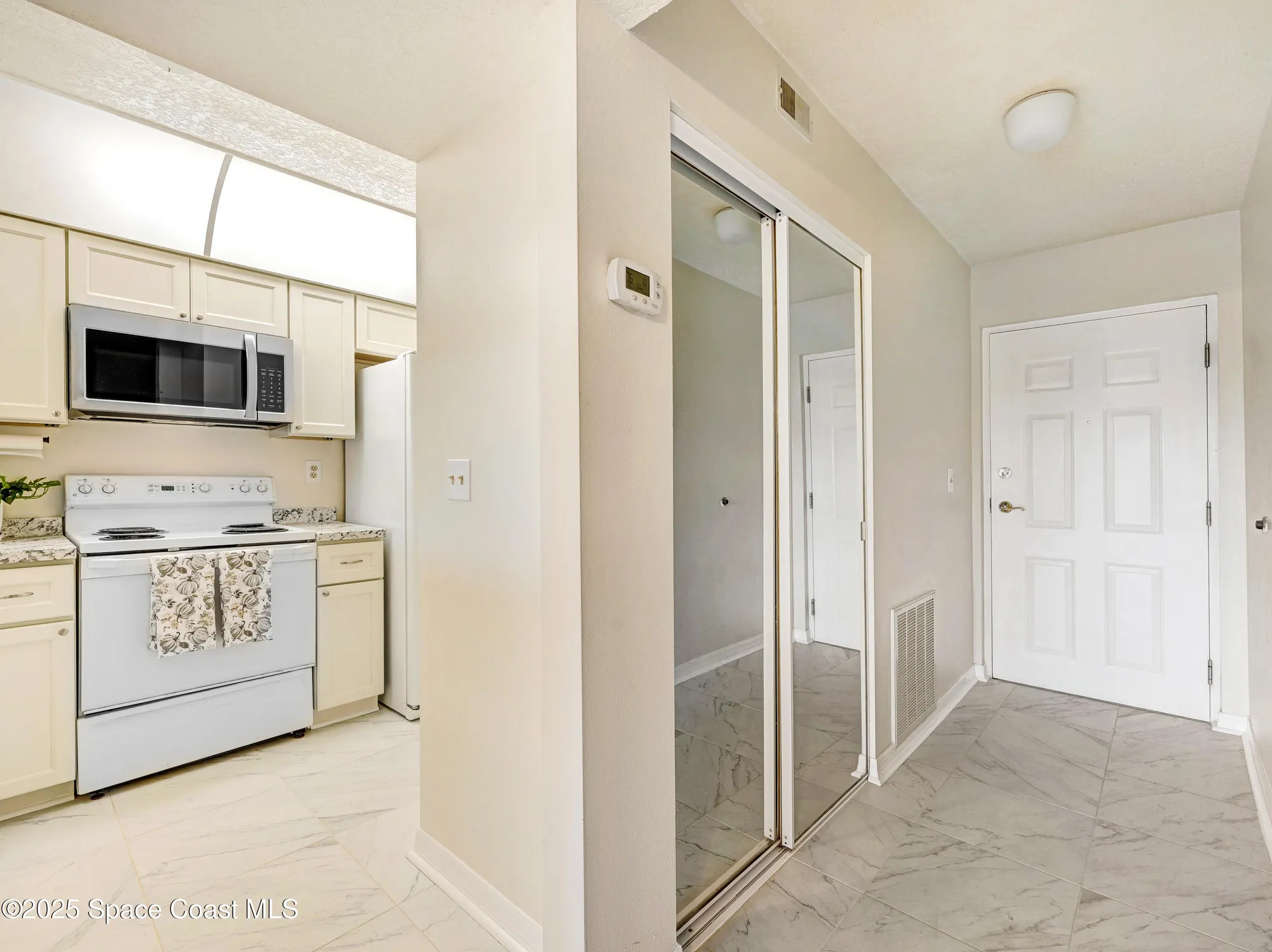Property Slideshow image 6 of 46 | 1410 huntington ln 1203, Rockledge, FL, 32955