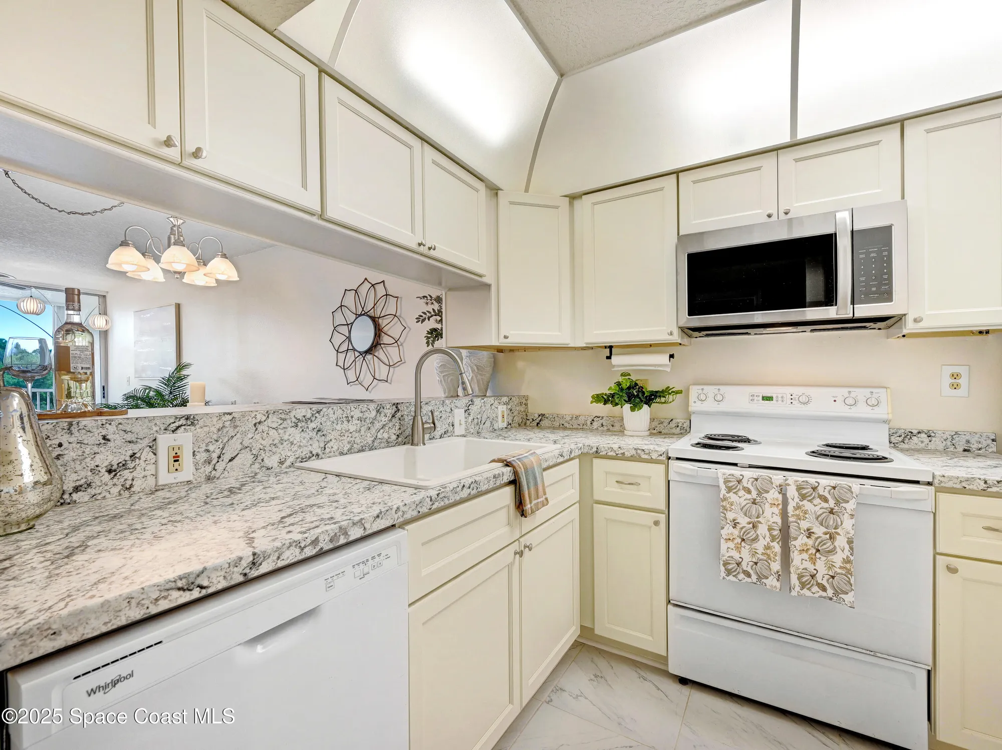 Property Slideshow image 7 of 46 | 1410 huntington ln 1203, Rockledge, FL, 32955