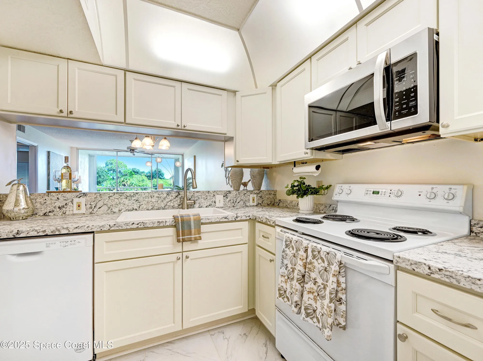Property Slideshow image 9 of 46 | 1410 huntington ln 1203, Rockledge, FL, 32955