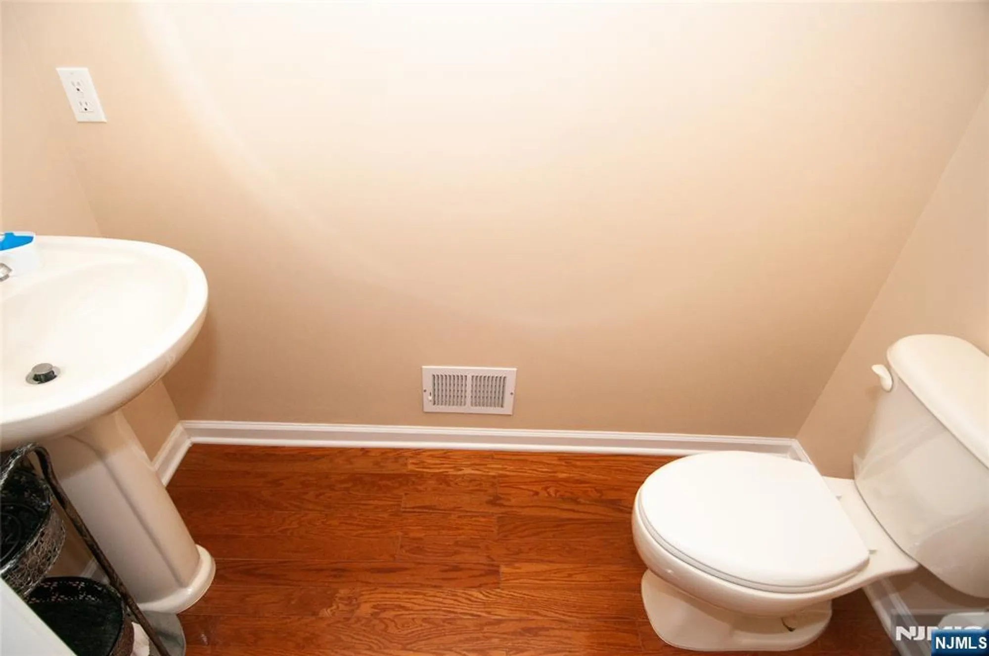 Property Slideshow image 6 of 40 | 12 farrington plz, Somerset, NJ, 08873