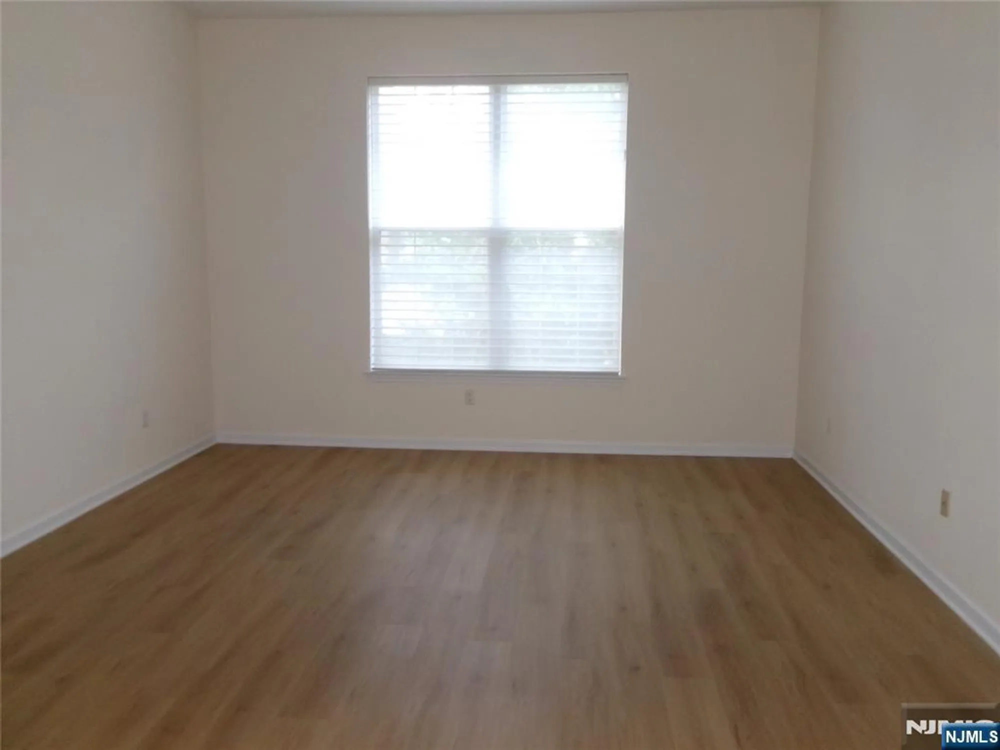 Property Slideshow image 6 of 14 | 511 four seasons dr, Wayne, NJ, 07470