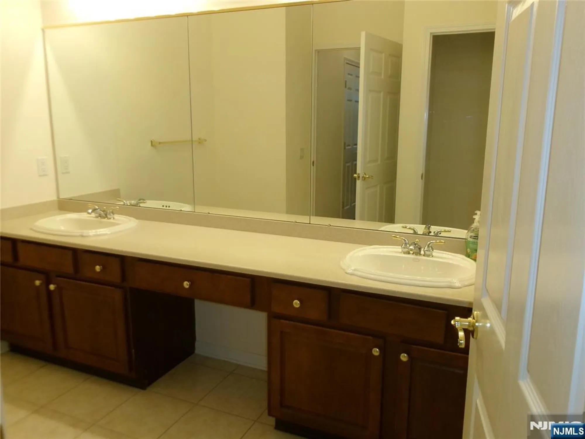 Property Slideshow image 9 of 14 | 511 four seasons dr, Wayne, NJ, 07470