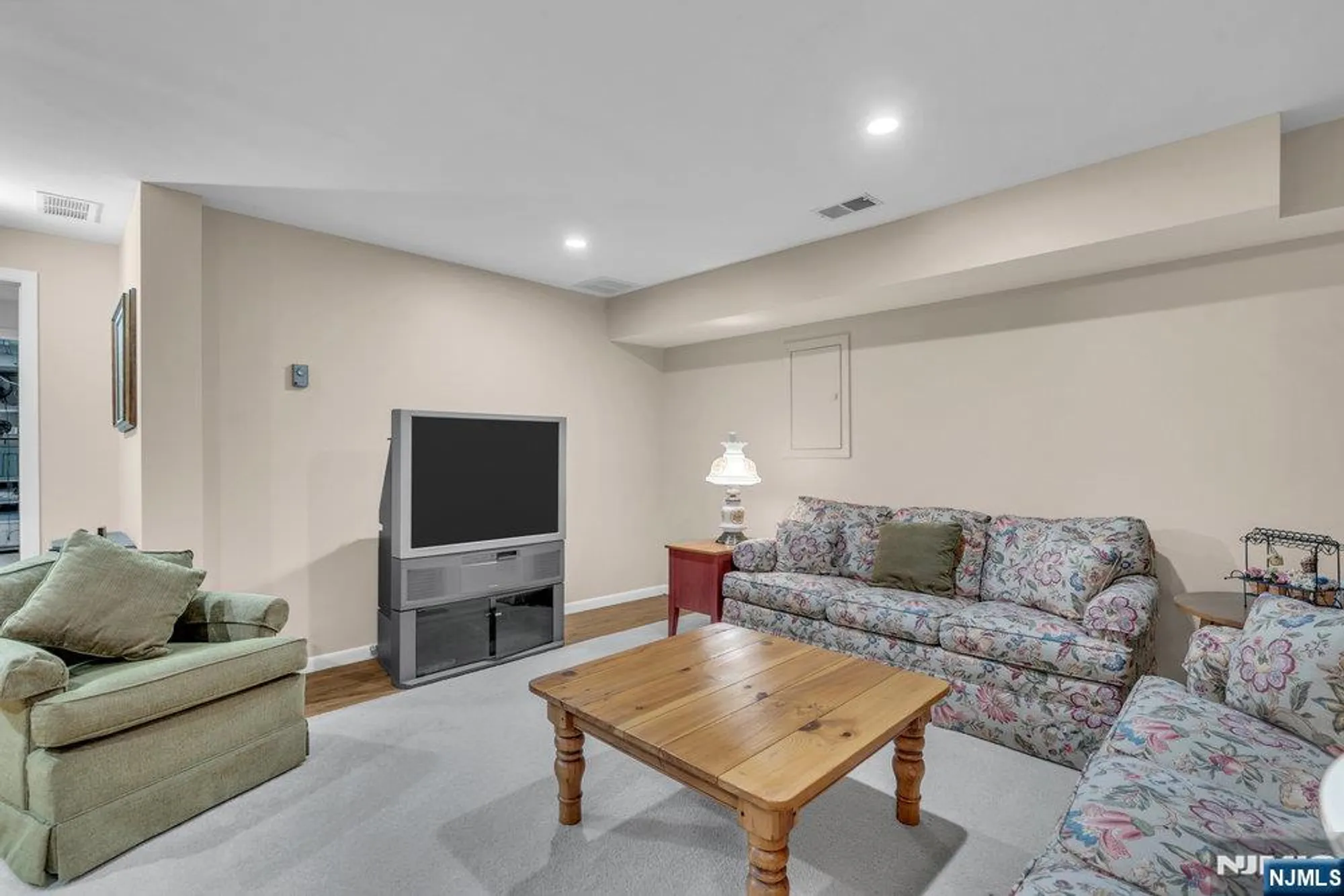 Property Slideshow image 33 of 46 | 39 litchult ln, Mahwah, NJ, 07430