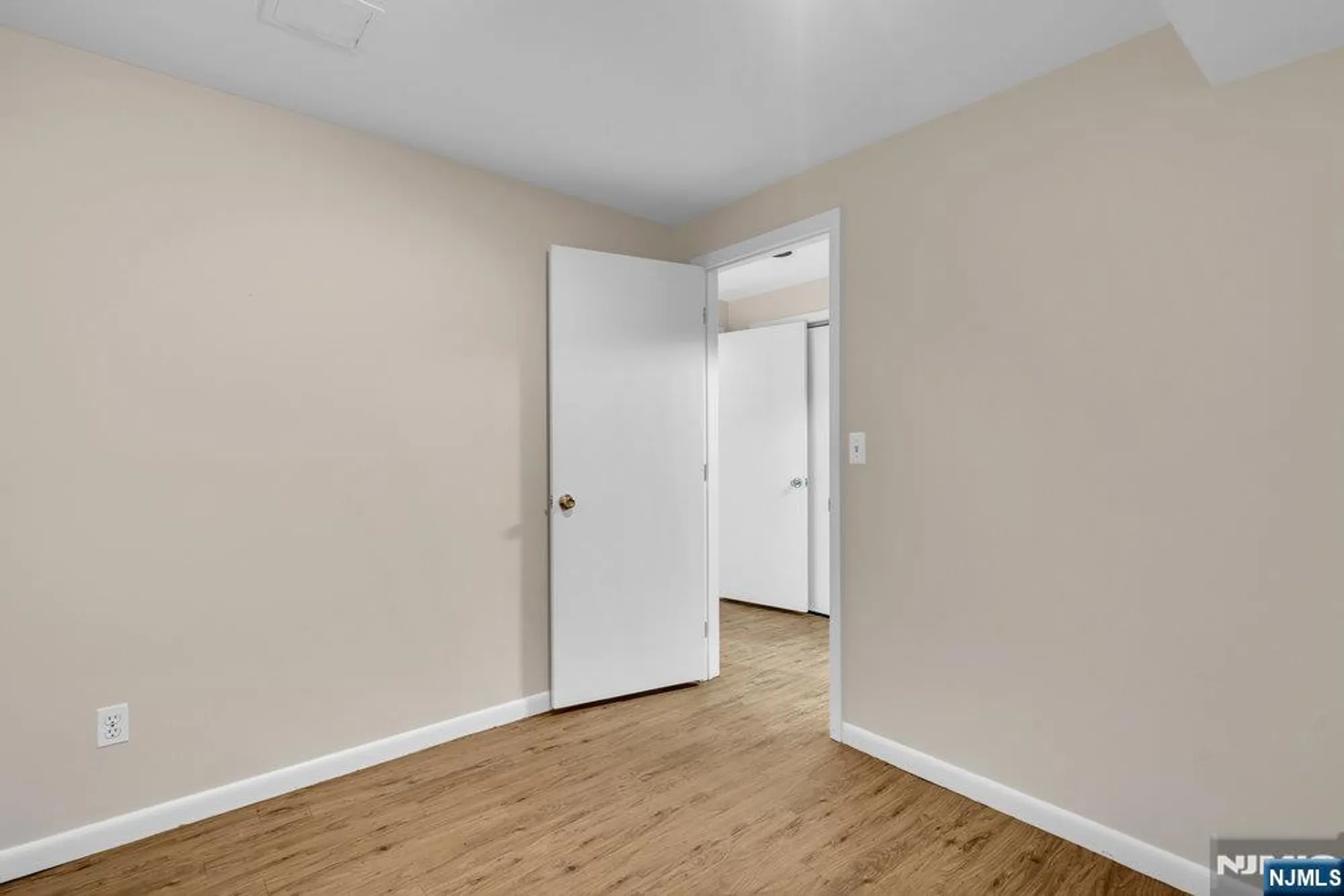 Property Slideshow image 37 of 46 | 39 litchult ln, Mahwah, NJ, 07430