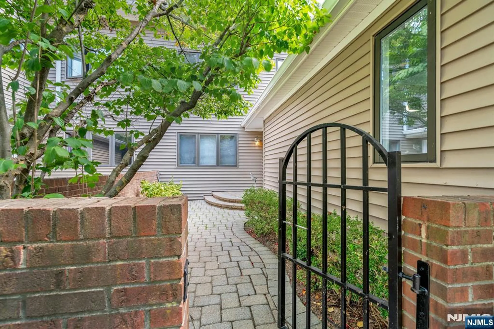 Property Slideshow image 2 of 32 | 49 litchult ln, Mahwah, NJ, 07430