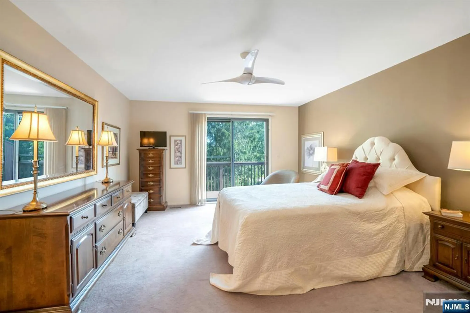 Property Slideshow image 12 of 32 | 49 litchult ln, Mahwah, NJ, 07430