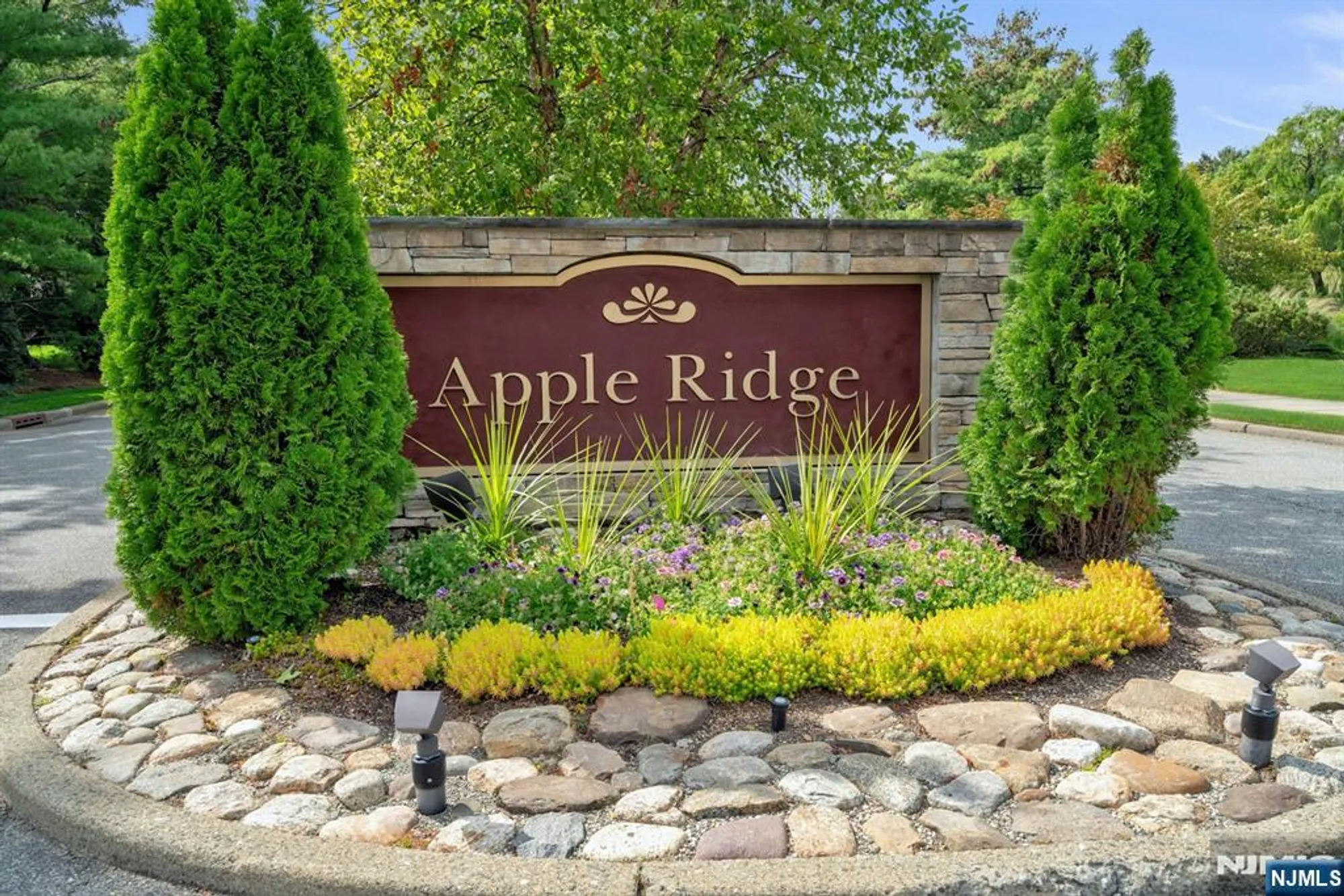Property Slideshow image 20 of 32 | 49 litchult ln, Mahwah, NJ, 07430