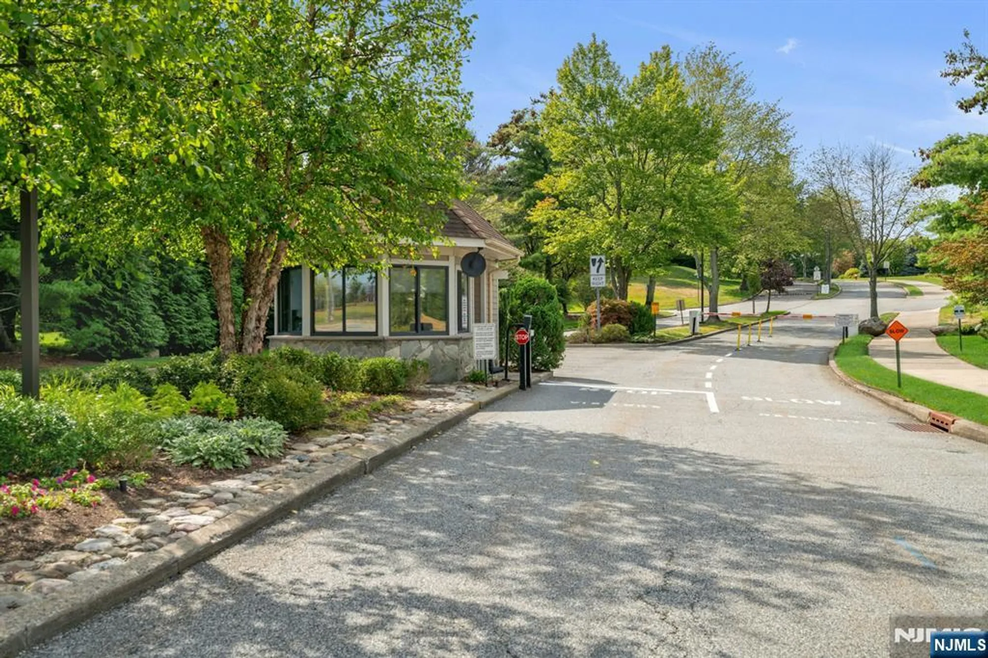 Property Slideshow image 21 of 32 | 49 litchult ln, Mahwah, NJ, 07430