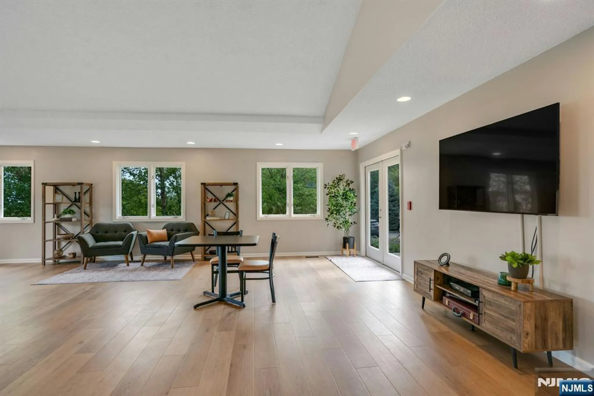 Property Slideshow image 26 of 32 | 49 litchult ln, Mahwah, NJ, 07430