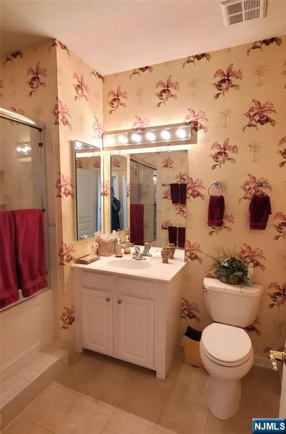 Property Slideshow image 21 of 33 | 7414 warrens way deeded parking, Wanaque, NJ, 07465