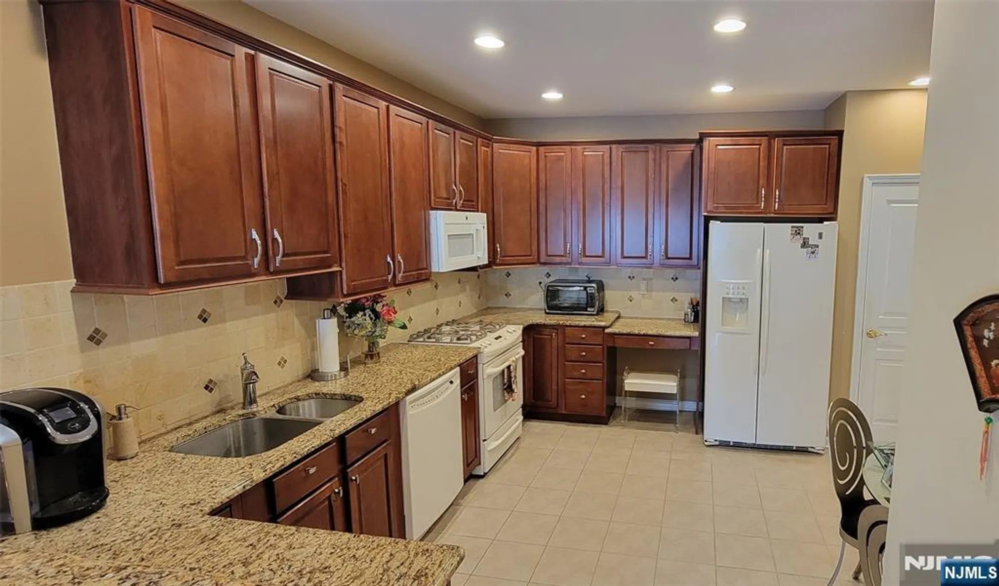 Property Slideshow image 4 of 33 | 7414 warrens way deeded parking, Wanaque, NJ, 07465