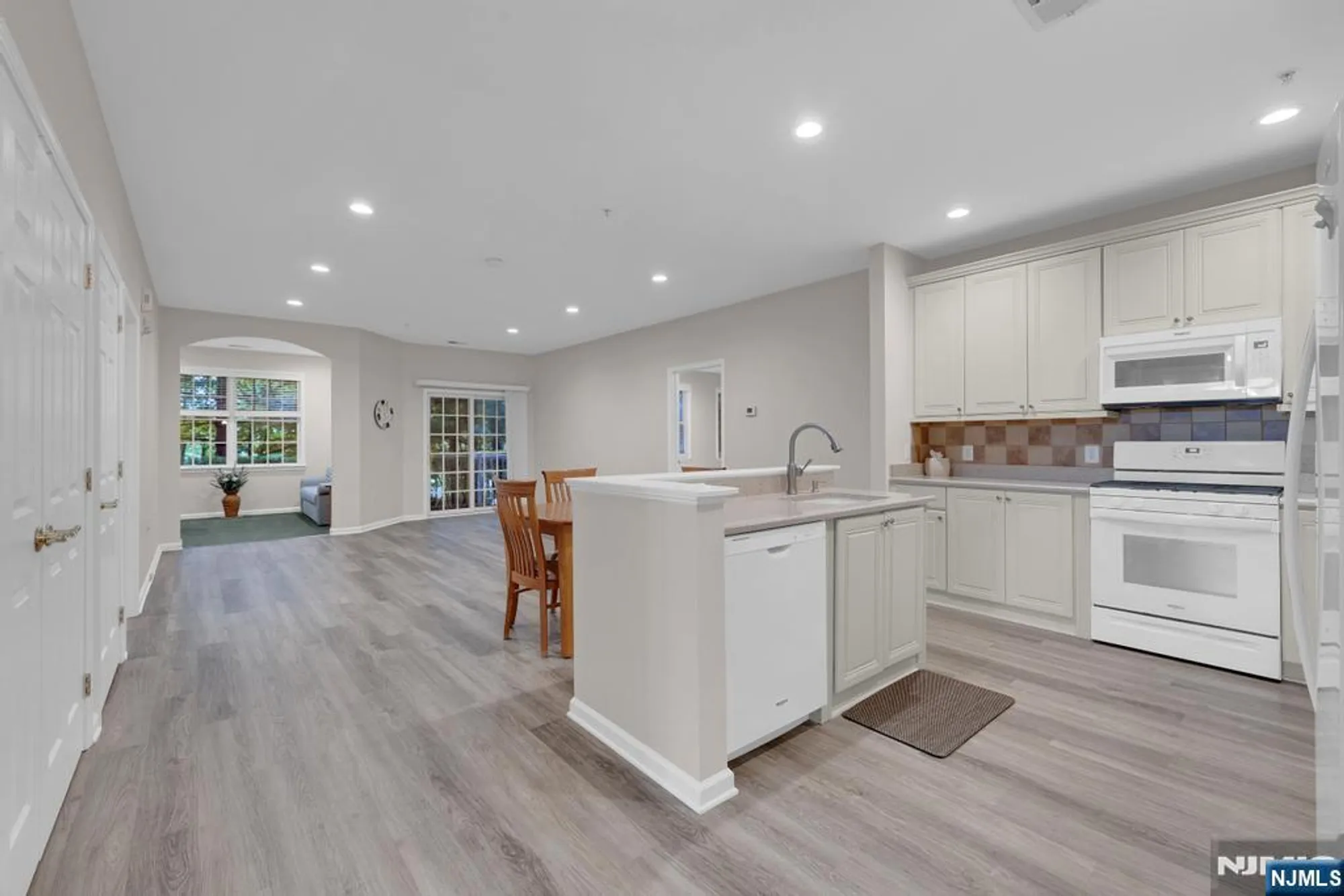 Property Slideshow image 4 of 34 | 7 ridgeview ln, Mount Arlington, NJ, 07856