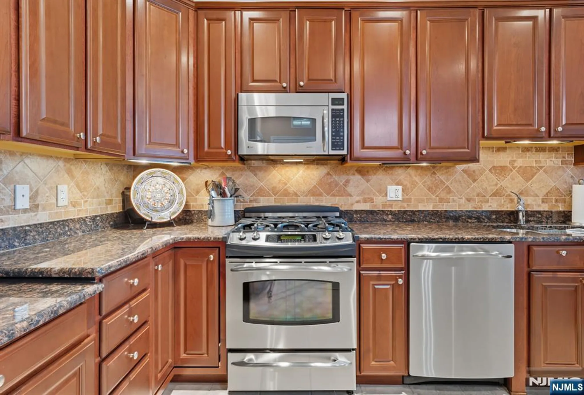 Property Slideshow image 30 of 50 | 4319 warrens way deeded garage, Wanaque, NJ, 07465