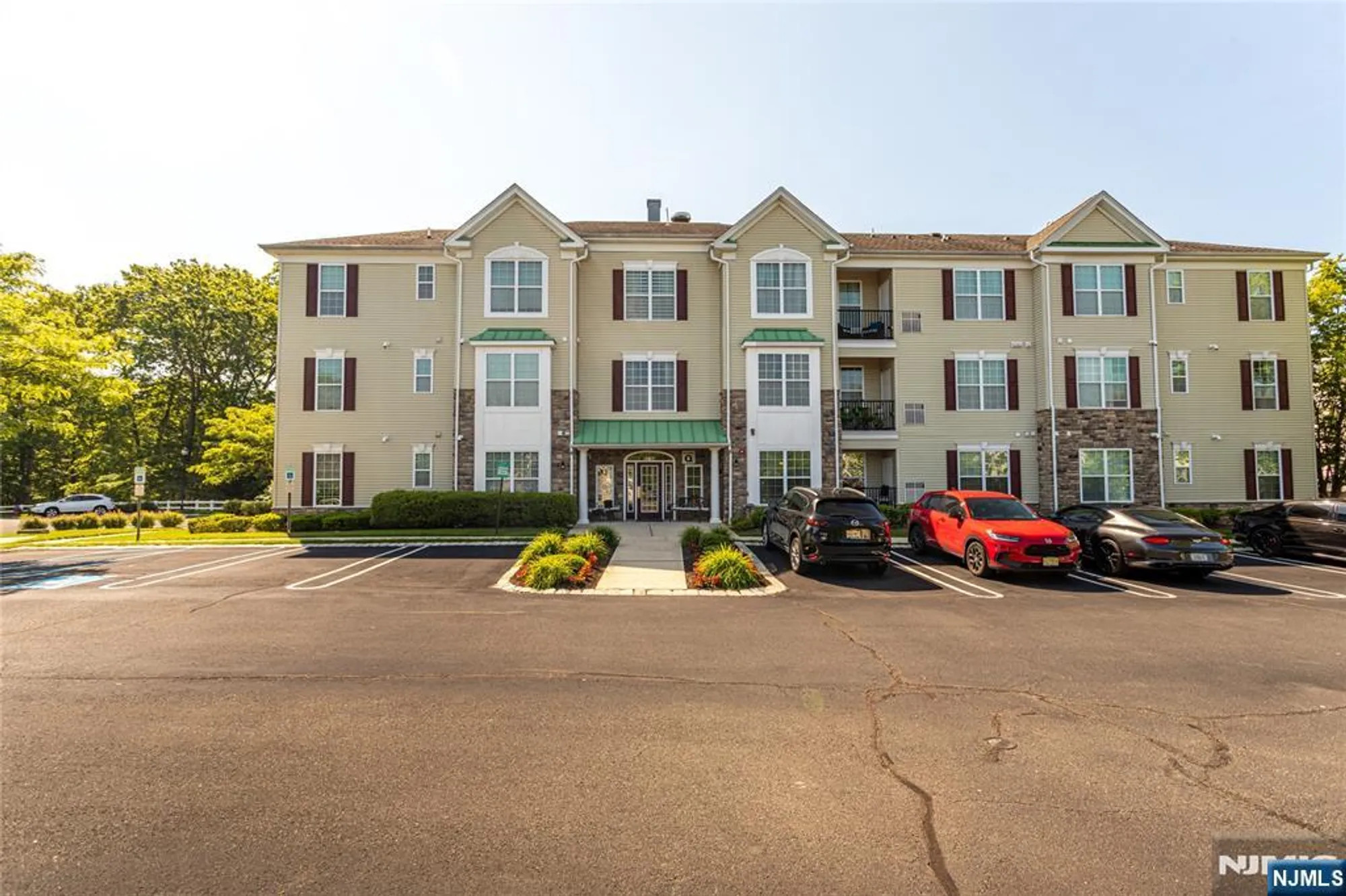 Property Slideshow image 2 of 38 | 40 azalea dr 3517, Old Bridge, NJ, 08857