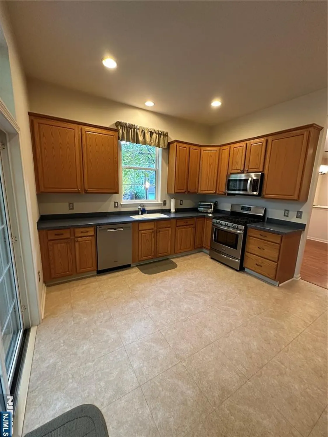 Property Slideshow image 22 of 40 | 705 four seasons dr, Wayne, NJ, 07470