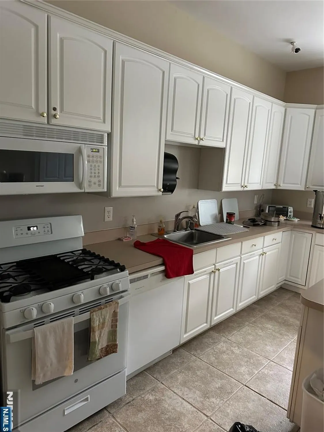 Property Slideshow image 33 of 40 | 705 four seasons dr, Wayne, NJ, 07470