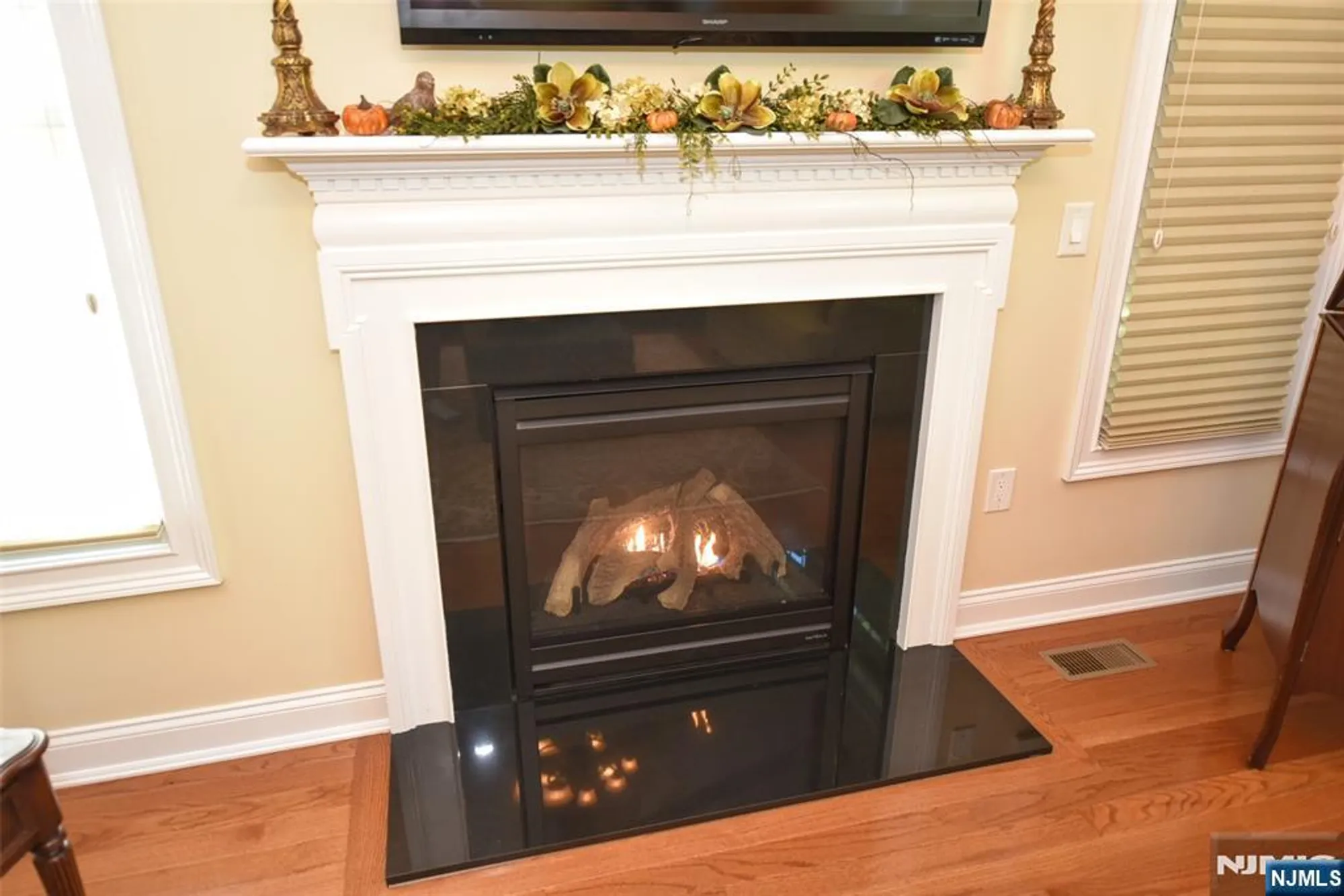 Property Slideshow image 13 of 38 | 45 windsor ln, Ramsey, NJ, 07446