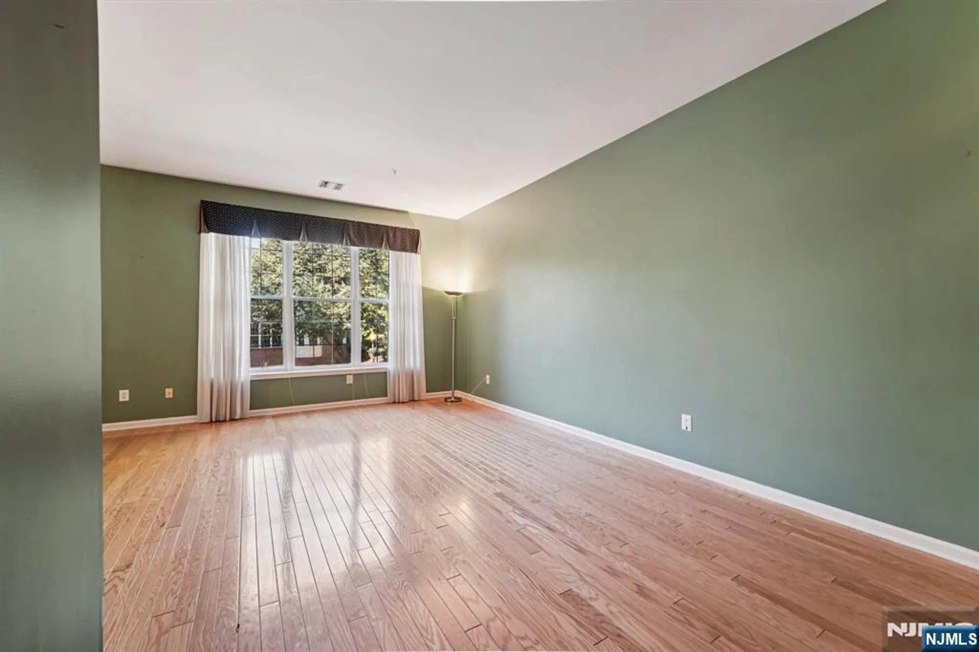 Property Slideshow image 11 of 38 | 801 four seasons dr, Wayne, NJ, 07470