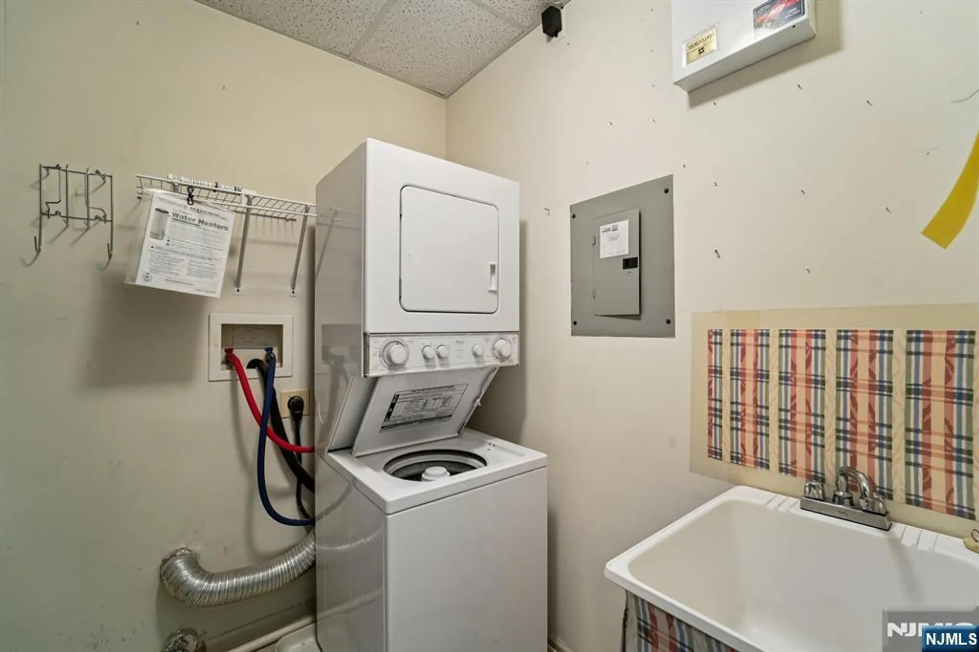 Property Slideshow image 23 of 38 | 801 four seasons dr, Wayne, NJ, 07470