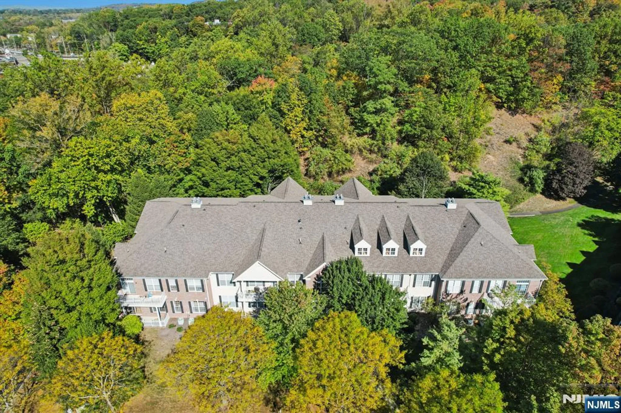 Property Slideshow image 30 of 38 | 801 four seasons dr, Wayne, NJ, 07470