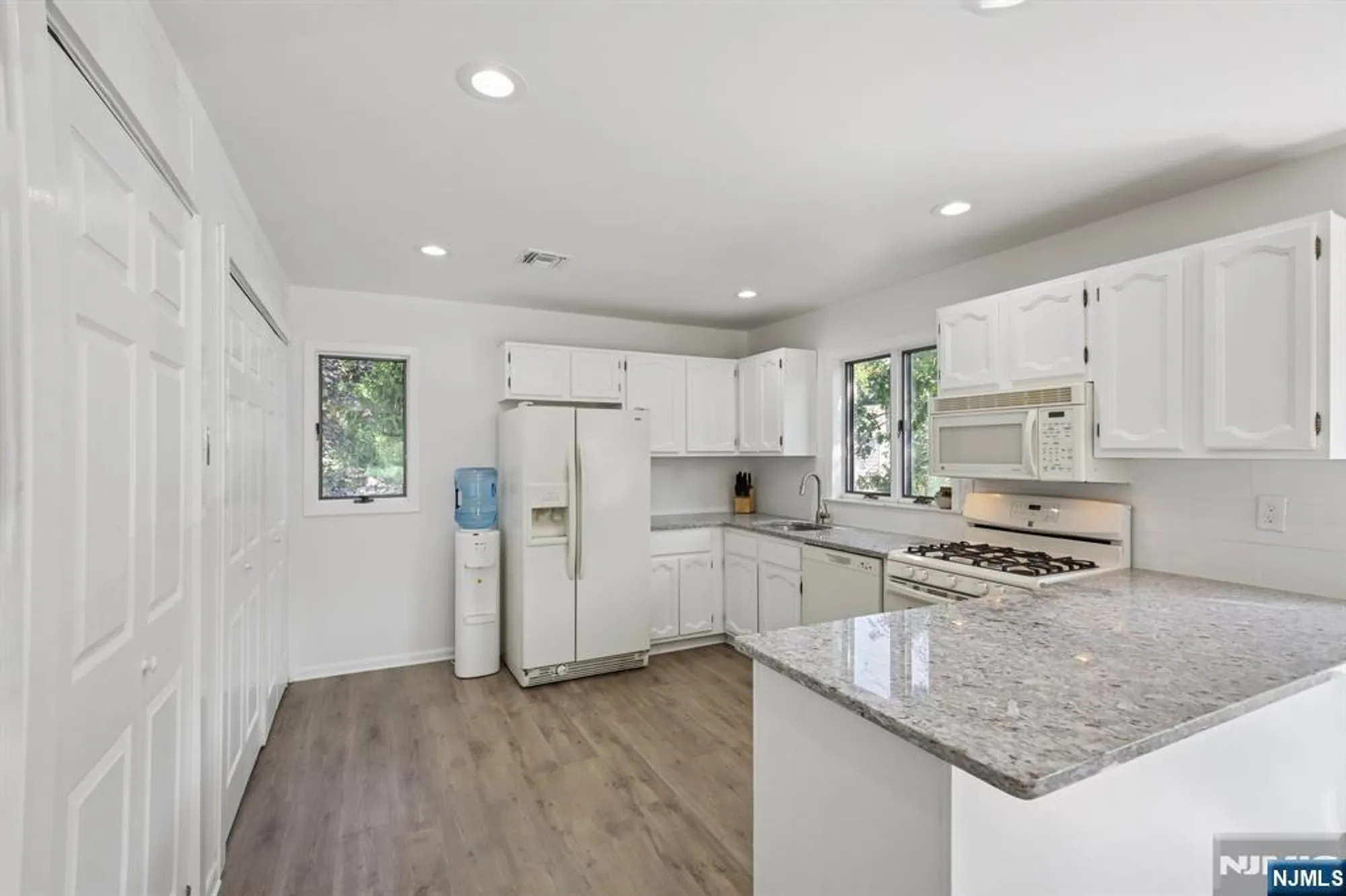 Property Slideshow image 9 of 27 | 136 changebridge rd b8, Montville, NJ, 07045