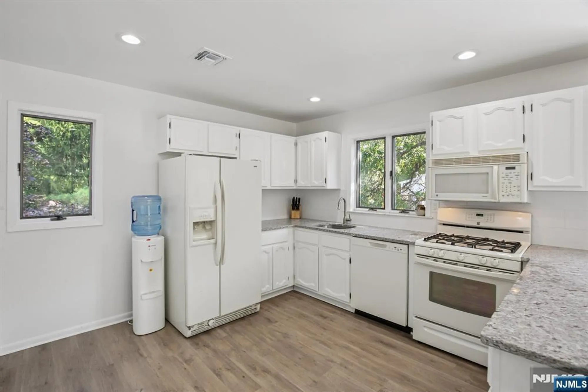 Property Slideshow image 10 of 27 | 136 changebridge rd b8, Montville, NJ, 07045