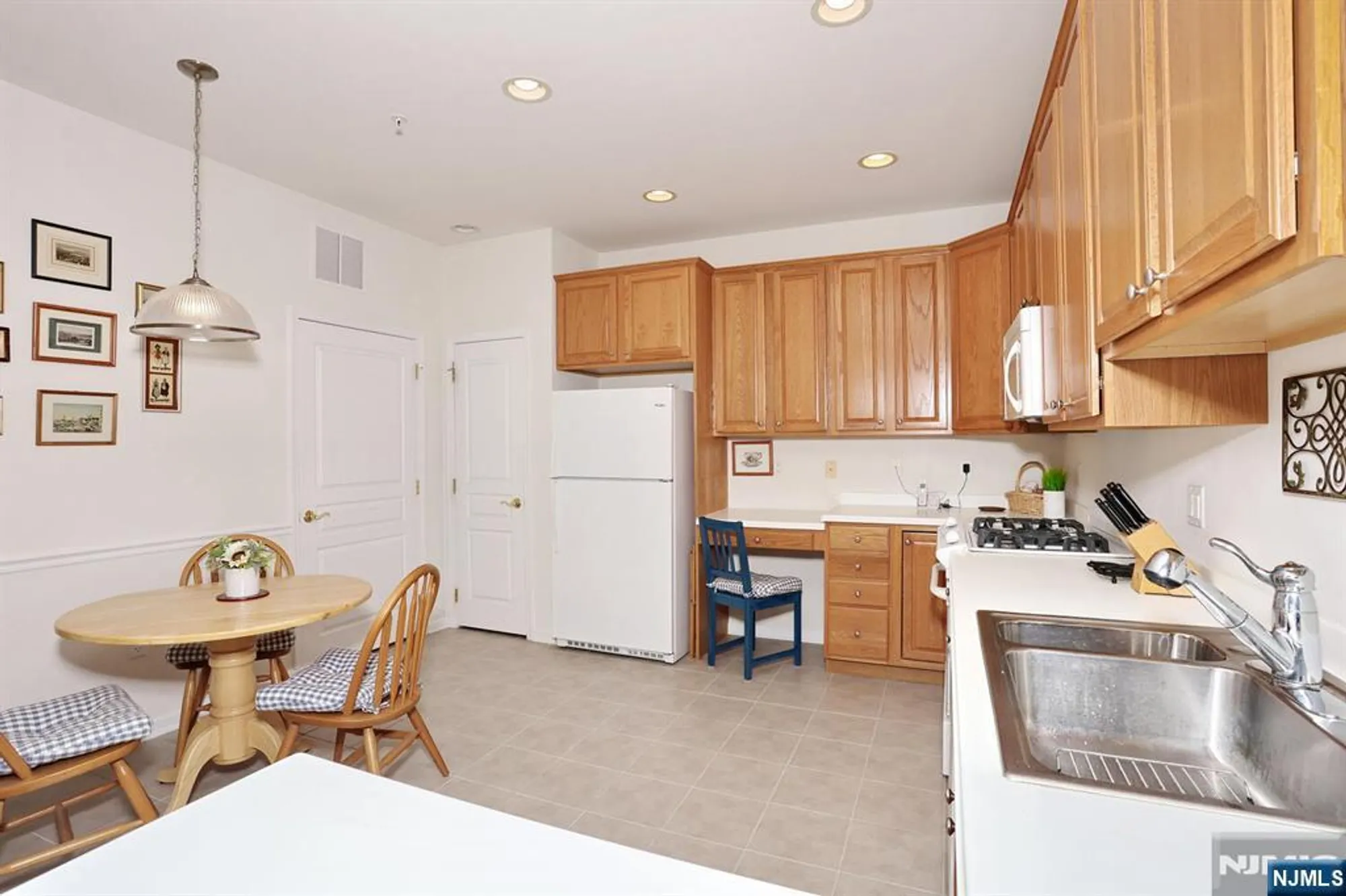 Property Slideshow image 14 of 45 | 10203 warrens way w/deeded garage, Wanaque, NJ, 07465