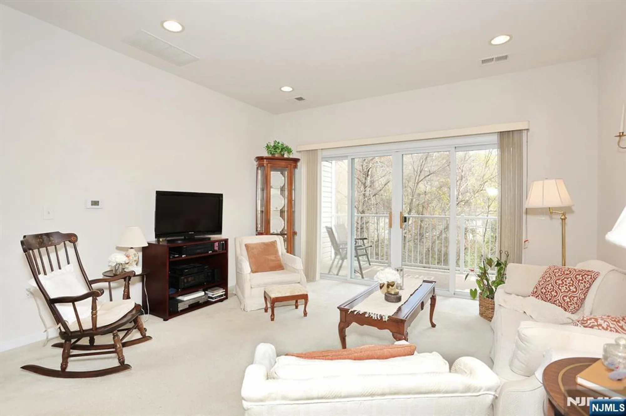 Property Slideshow image 16 of 45 | 10203 warrens way w/deeded garage, Wanaque, NJ, 07465