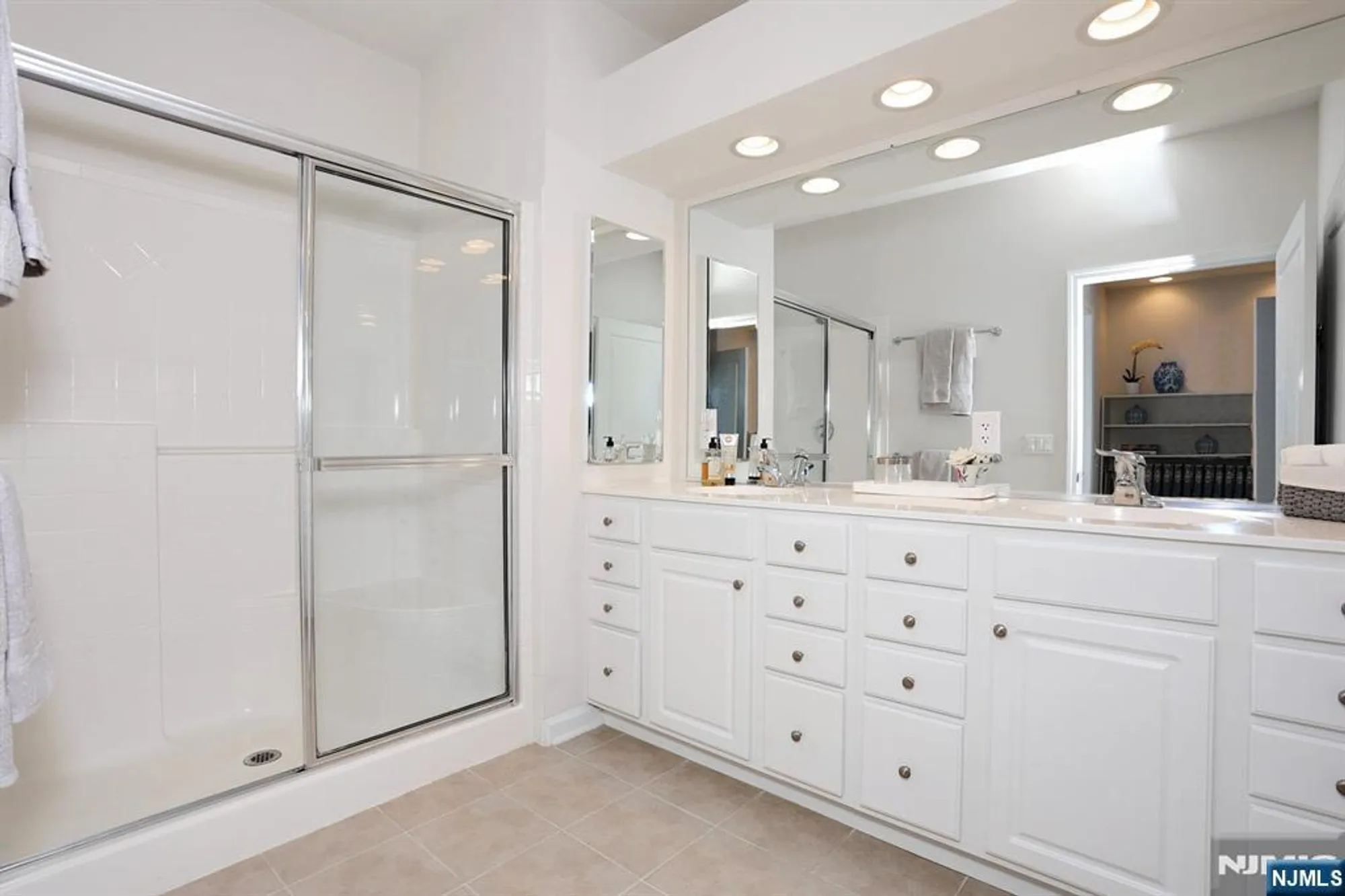 Property Slideshow image 23 of 45 | 10203 warrens way w/deeded garage, Wanaque, NJ, 07465