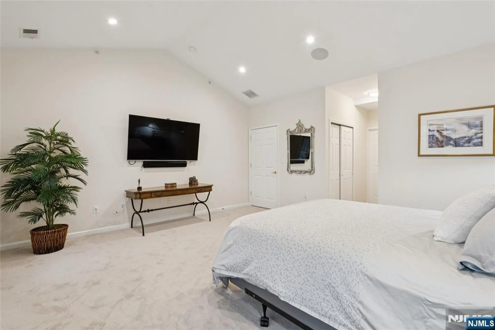 Property Slideshow image 11 of 29 | 911 holly ln, Cedar Grove, NJ, 07009