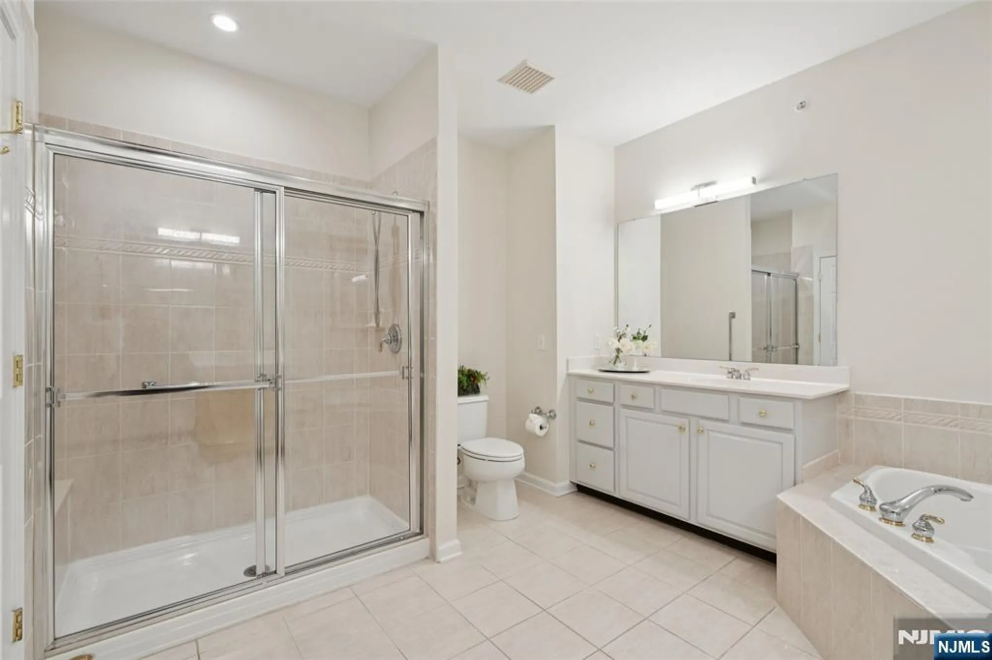 Property Slideshow image 14 of 29 | 911 holly ln, Cedar Grove, NJ, 07009