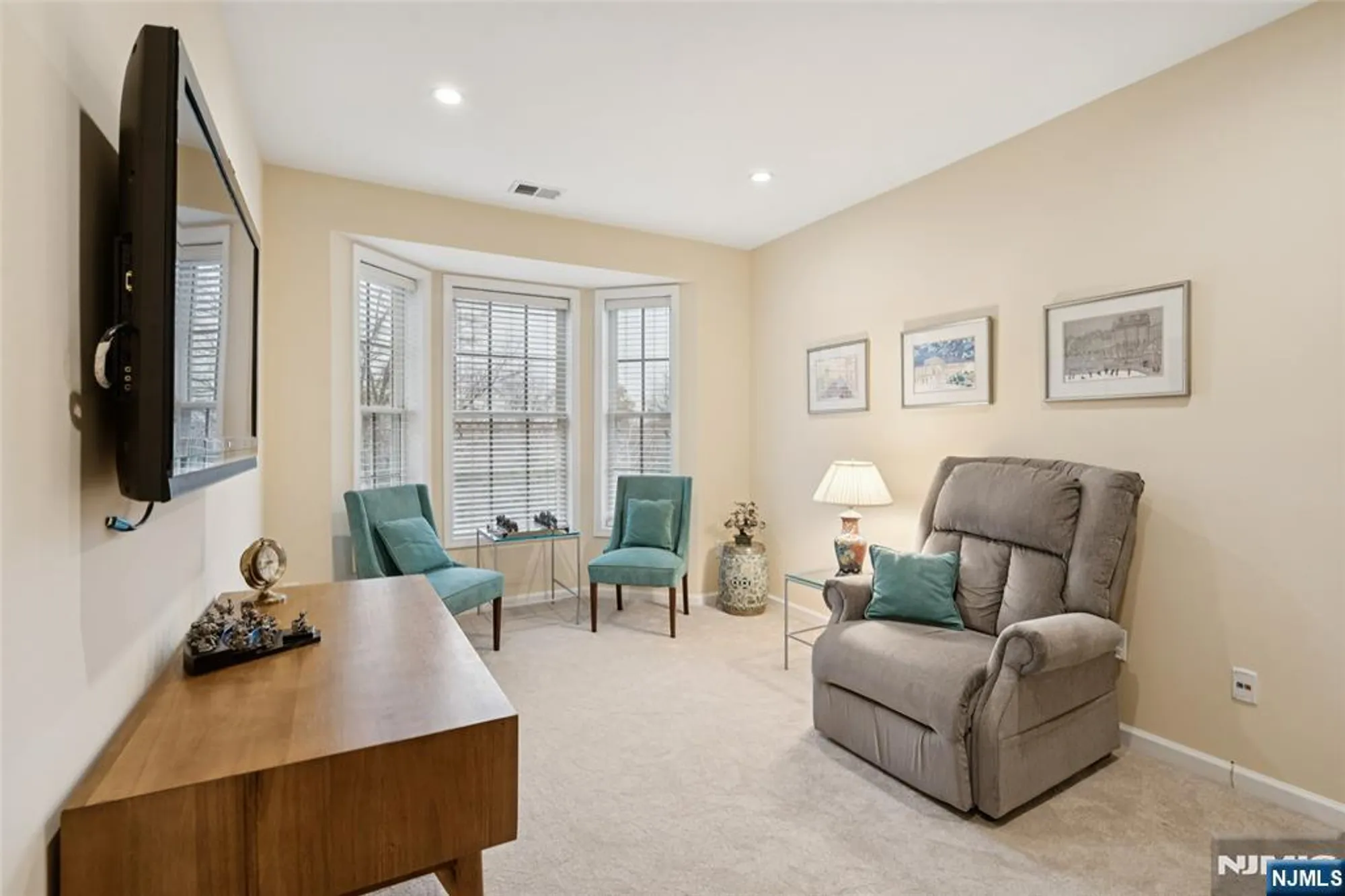 Property Slideshow image 22 of 29 | 911 holly ln, Cedar Grove, NJ, 07009