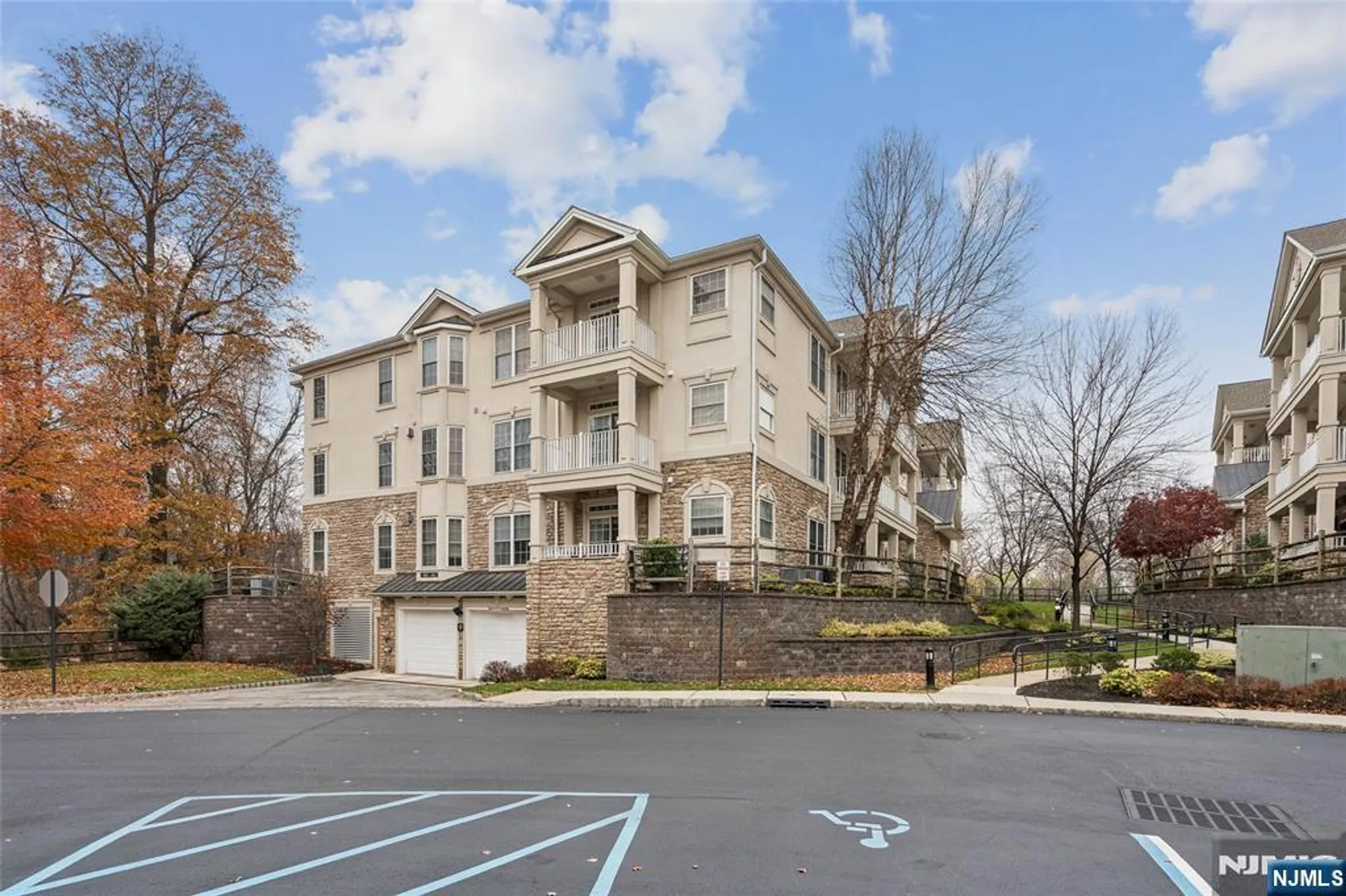 Property Slideshow image 24 of 29 | 911 holly ln, Cedar Grove, NJ, 07009