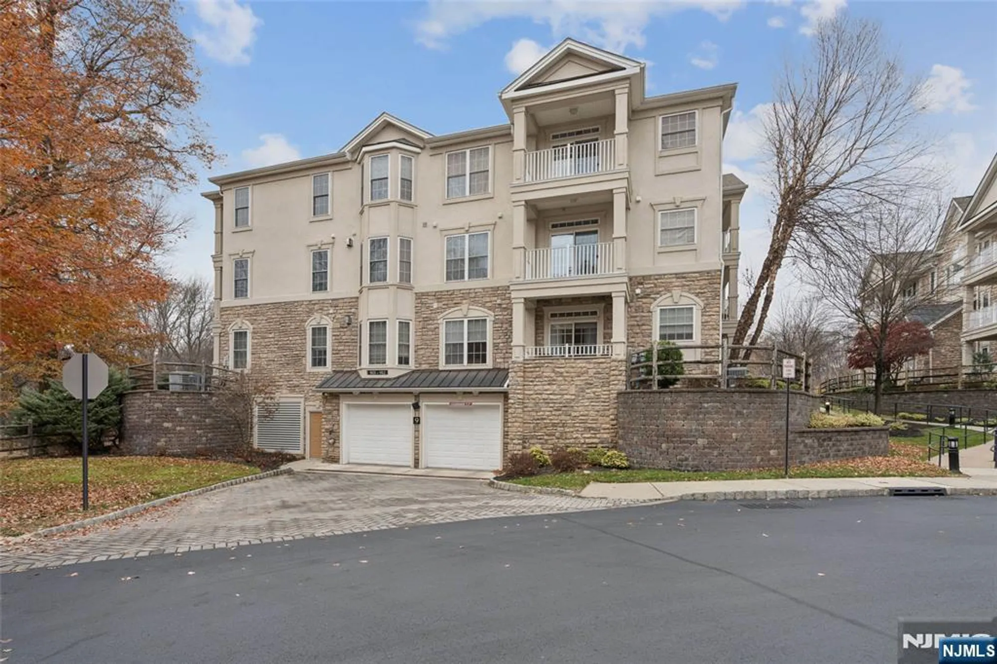 Property Slideshow image 25 of 29 | 911 holly ln, Cedar Grove, NJ, 07009