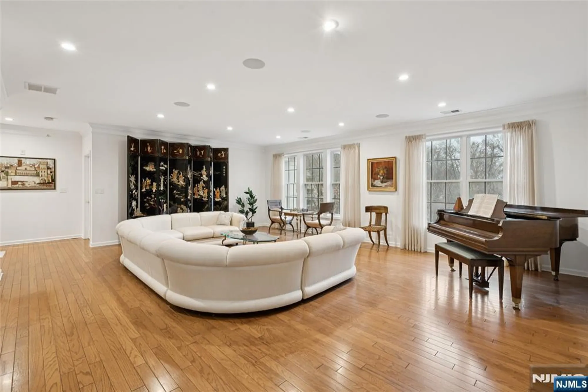 Property Slideshow image 6 of 29 | 911 holly ln, Cedar Grove, NJ, 07009