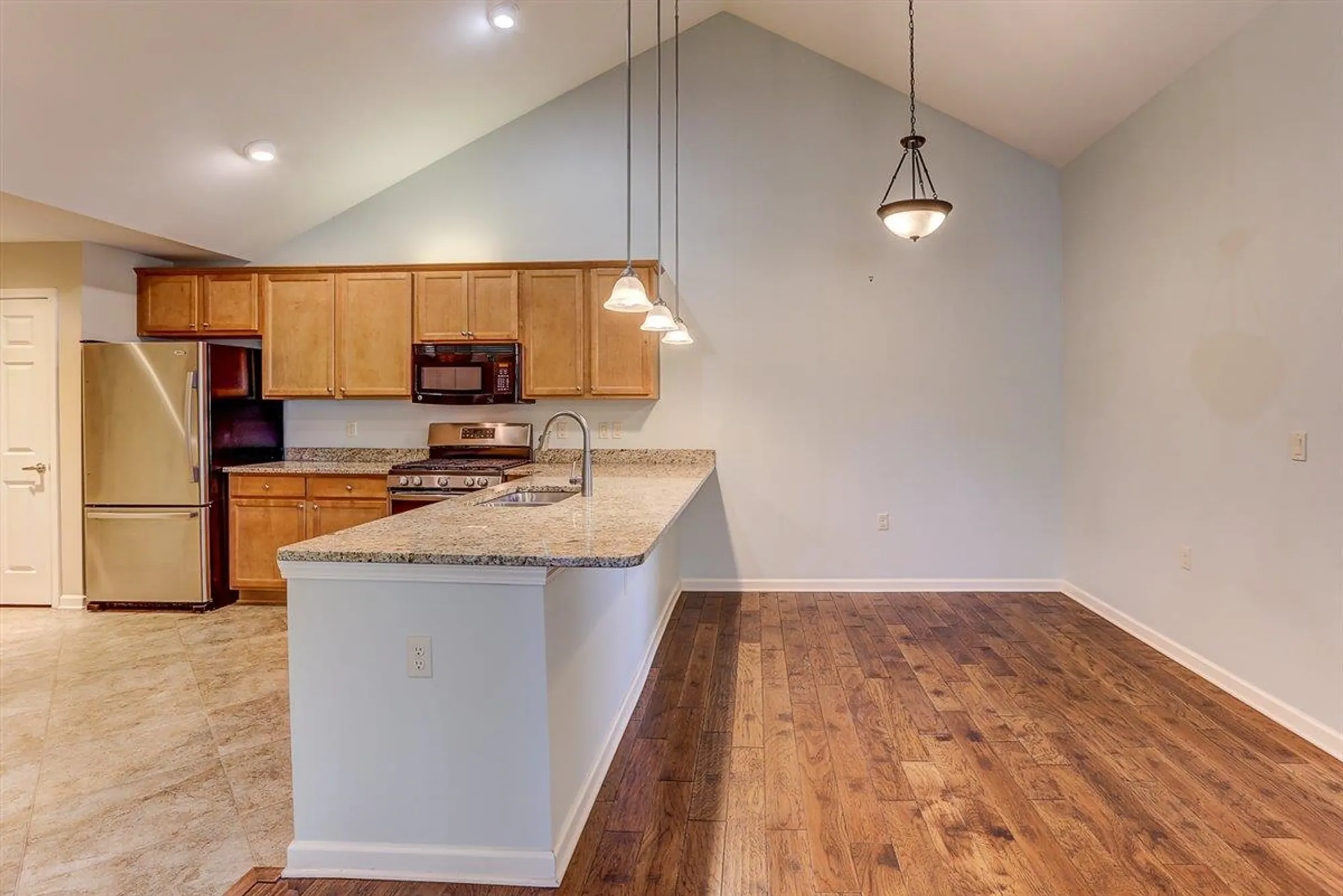 Property Slideshow image 7 of 21 | 1592 w southfield cir 52, Memphis, TN, 38016