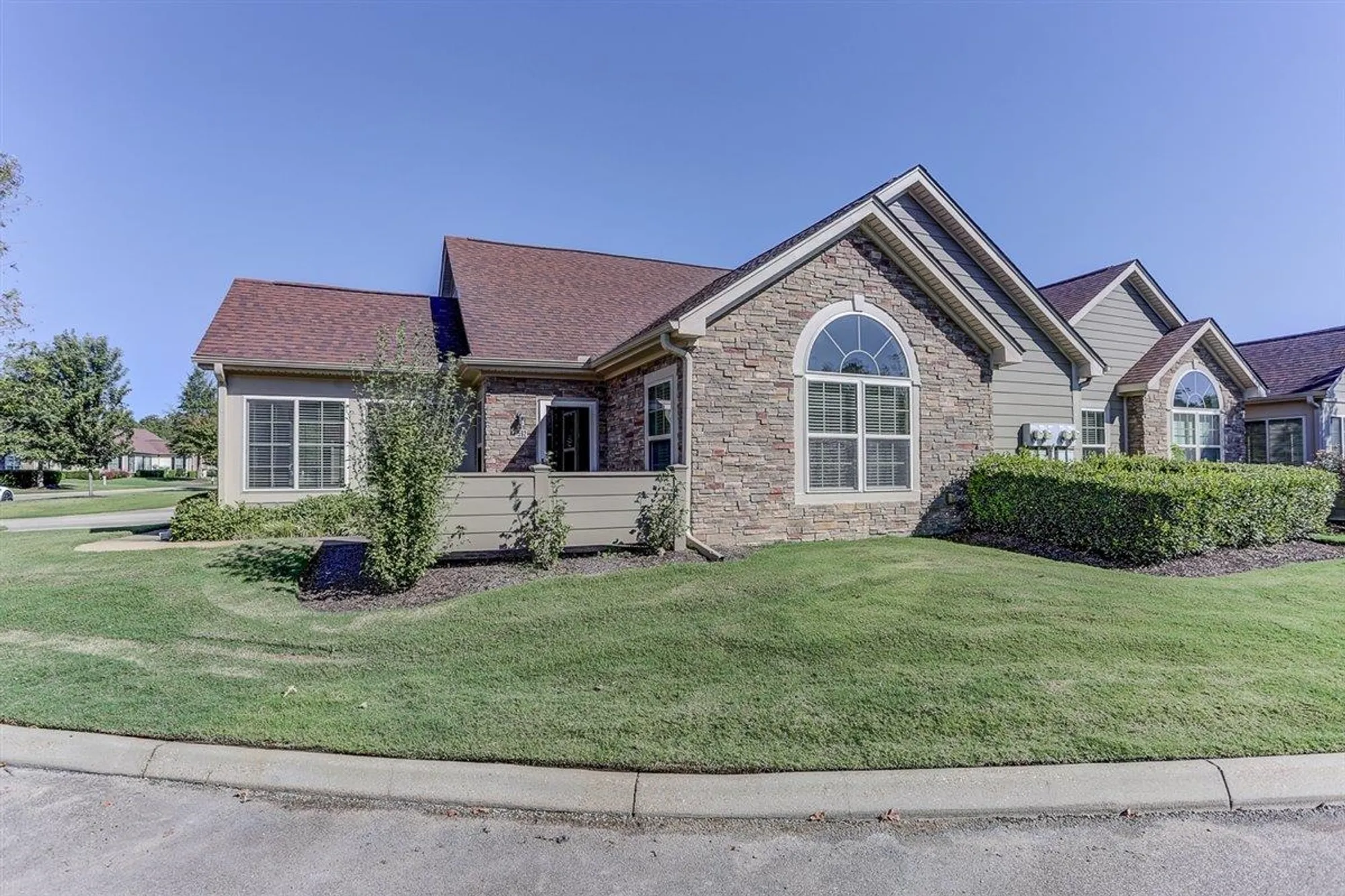 Property Slideshow image 1 of 21 | 1592 w southfield cir 52, Memphis, TN, 38016