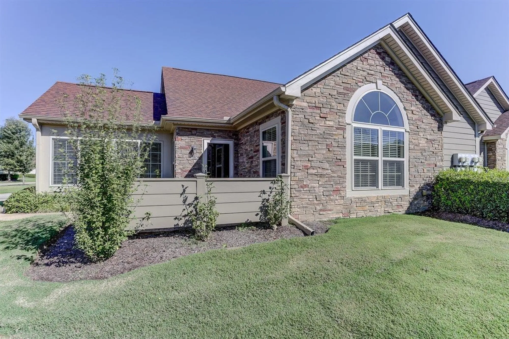 Property Slideshow image 2 of 21 | 1592 w southfield cir 52, Memphis, TN, 38016