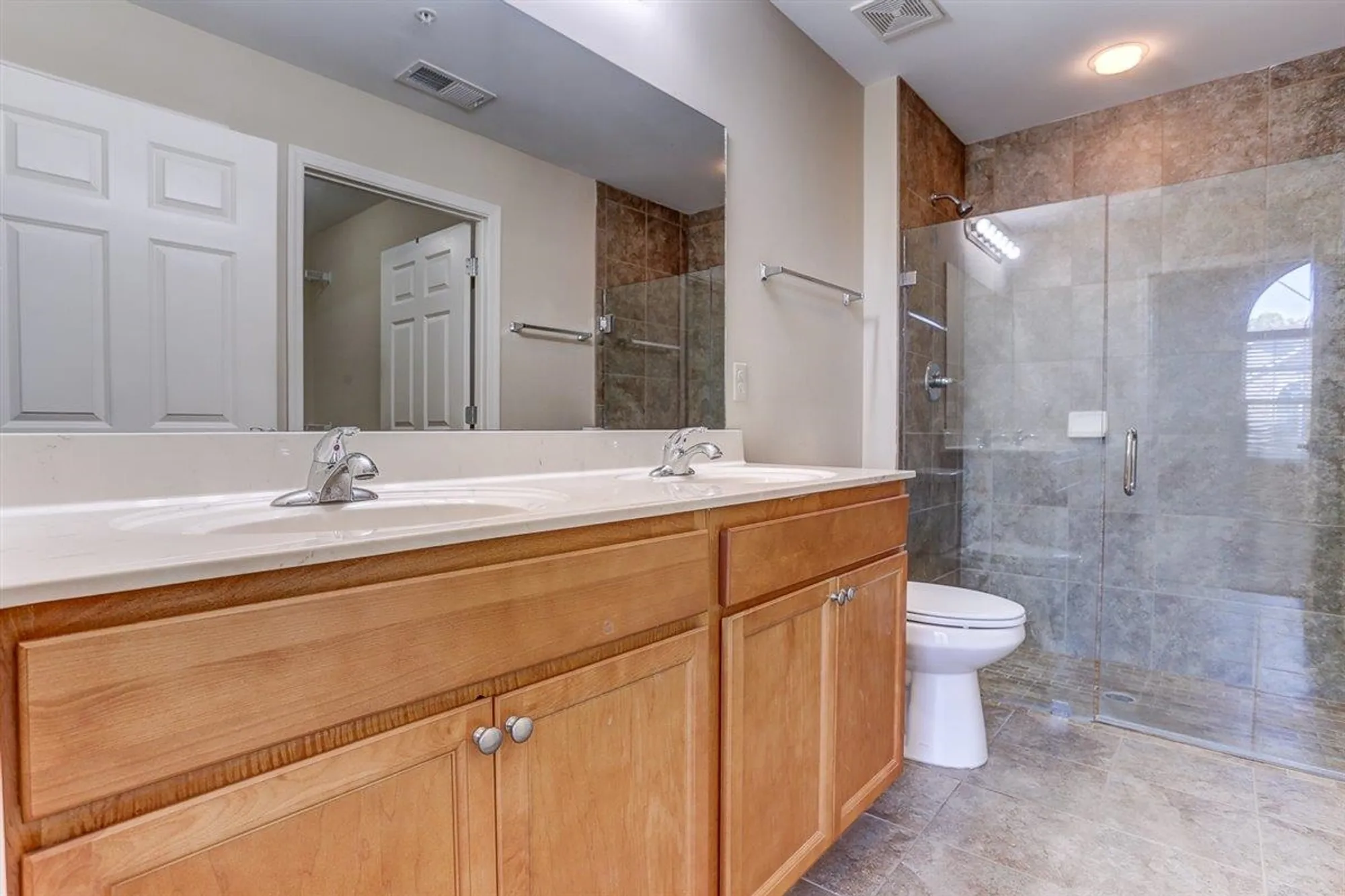 Property Slideshow image 12 of 21 | 1592 w southfield cir 52, Memphis, TN, 38016